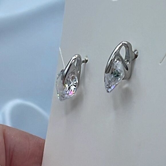 Heart crystals set in Rhodium plated earrings. - Picture 4 of 8